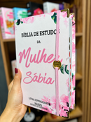Bíblia Sagrada Mulher Sábia Estudo Capa Luxo Flexível Rosa Arc Letra Hipergigante Com Elástico Lateral e Índice