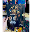 Bíblia Leão De Judá Letra Normal Com Elástico e Medalhão Com Espaço Anotações Feminina Nvi SB