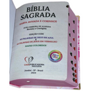 Bíblia Capa Dura Com Elástico Rosa E Medalhão Letra Gigante Com Harpa - Seja Forte + Índice