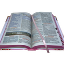 Bíblia Capa Dura Com Elástico Rosa E Medalhão Letra Gigante Com Harpa - Filha Do Rei + Índice