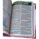 Bíblia Capa Dura Com Elástico Rosa E Medalhão Letra Gigante Com Harpa - Filha Do Rei + Índice