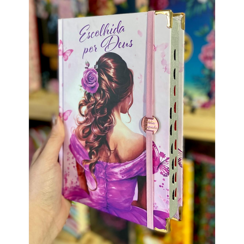 Bíblia Capa Dura Com Elástico Rosa E Medalhão Letra Gigante Com Harpa - Escolhida por Deus E Índice