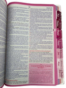 Bíblia de Estudo para o Cotidiano da Mulher Capa Dura Full Color Cerejeira Rosa NVA Gigante Feminina com Abas
