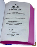 Bíblia Capa Dura com Elástico Rosa e Medalhão Letra Gigante - Leão Coroa