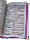 Bíblia Capa Dura com Elástico Rosa e Medalhão Letra Gigante - Leão Coroa