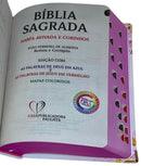 Bíblia Capa Dura Com Elástico Rosa E Medalhão Letra Gigante Com Harpa - Leão Flores Rosa E Índice