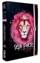 Bíblia Capa Dura Com Elástico Rosa e Medalhão Letra Gigante Com Harpa - Seja Forte E Corajosa Preta