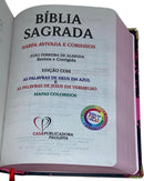 Bíblia Capa Dura Com Elástico Rosa e Medalhão Letra Gigante Com Harpa - Seja Forte E Corajosa Preta