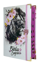 Bíblia Capa Dura Com Elástico Rosa E Medalhão Letra Gigante Com Harpa - Leão Flores Rosa E Índice