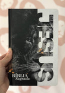 Kit 2 Bíblias Evangélicas Leão Jesus Letra Gigante Capa Dura Com Harpa E Índice Arc