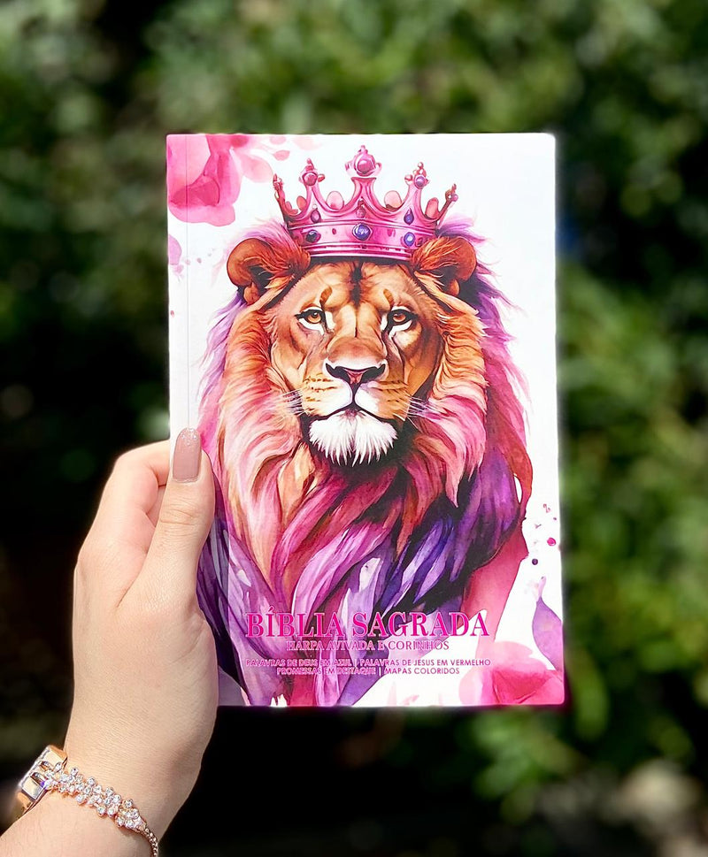 Bíblia Leão Rosa Letra Gigante Capa Brochura Com Harpa Masculina e Feminina Arc