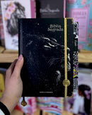 Bíblia Evangélica Com Harpa Com Elástico e Abas Adesivas Capa Dura Letra Hipergigante Leão Universo