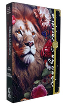 Bíblia Capa Dura Com Elástico Dourado e Medalhão Letra Gigante Arc - Leão Jardim