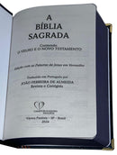 Bíblia Capa Dura Com Elástico Dourado e Medalhão Letra Gigante Arc - Leão Jardim