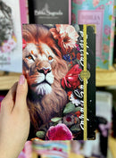 Bíblia Capa Dura Com Elástico Dourado e Medalhão Letra Gigante Arc - Leão Jardim