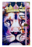 Bíblia Capa Dura com Elástico Rosa e Medalhão Dourado Letra Gigante - Leão Coroa + Índice