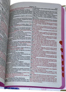 Bíblia Capa Dura com Elástico Rosa e Medalhão Dourado Letra Gigante - Leão Coroa + Índice