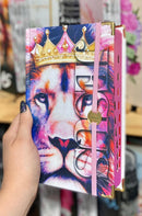 Bíblia Capa Dura com Elástico Rosa e Medalhão Dourado Letra Gigante - Leão Coroa + Índice