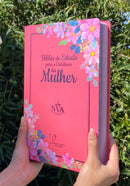 Bíblia De Estudo Para o Cotidiano Da Mulher Rosa Intenso Capa Dura Letra Gigante - NVA