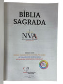 Bíblia Sagrada Feminina Leão Buquê Flores "Seja Forte e Corajosa"  Letra Normal Capa flexível - Nva Nova Versão Almeida Atualizada
