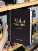 Bíblia Sagrada Letra Grande Jumbo Cor Preta e Marrom com Índice Com Harpa e Divisão Linguagem Arc Para Homem