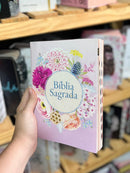 Kit 2 Bíblias Evangélicas NVA Letra Comum Folha PPM Full Color Floral Lilás e Leão Casal Fem e Masc