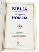 Kit de Capa Protetora + Bíblia de Estudo para o Cotidiano do Homem Capa Dura NVA Gigante Masculino