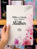 Kit 2 Bíblias de Estudo para o Cotidiano da Mulher Capa Dura Full Color Cerejeira Rosa NVA Gigante Feminina com Índice