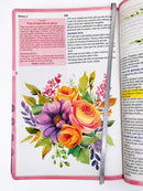 Bíblia de Estudo para o Cotidiano da Mulher Capa Dura Full Color Cerejeira Rosa NVA Gigante Feminina com Capa Protetora e Índice