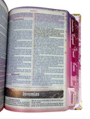 Bíblia Capa Dura Com Elástico Rosa E Medalhão Letra Gigante Com Harpa - Seja Forte Abas Já Coladas