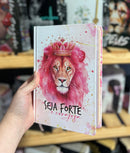 Bíblia Leão Seja Forte e Corajosa Letra Gigante Capa Dura Com Harpa Feminina Arc