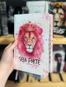 Bíblia Leão Seja Forte e Corajosa Cor Branca Letra Gigante Capa Dura Com Harpa E Índice Feminina Arc
