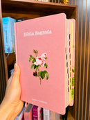 Bíblia Sagrada Letra Hipergigante PPM Capa Dura Flor Rosa Feminina Com Harpa ARC e Índice