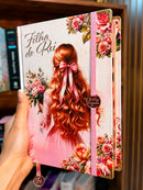 Bíblia Capa Dura Com Elástico Rosa E Medalhão Letra Gigante Com Harpa - Filha Do Rei + Índice