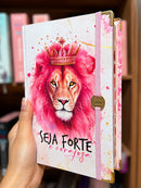 Bíblia Capa Dura Com Elástico Rosa E Medalhão Letra Gigante Com Harpa - Seja Forte + Índice