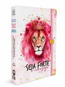 Bíblia Capa Dura Com Elástico Rosa E Medalhão Letra Gigante Com Harpa - Seja Forte + Índice
