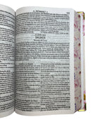 Bíblia Capa Dura Com Elástico Rosa E Medalhão Letra Gigante Com Harpa - Leão Flores Rosa