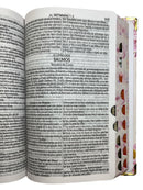Bíblia Capa Dura Com Elástico Rosa E Medalhão Letra Gigante Com Harpa - Leão Flores Rosa E Índice