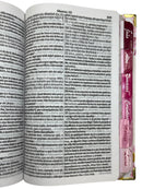 Bíblia Capa Dura Com Elástico Rosa E Medalhão Letra Gigante Com Harpa - Leão Rosa Abas Já Coladas