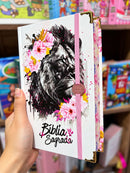 Bíblia Capa Dura Com Elástico Rosa E Medalhão Letra Gigante Com Harpa - Leão Flores Rosa