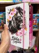 Bíblia Capa Dura Com Elástico Rosa E Medalhão Letra Gigante Com Harpa - Leão Rosa Abas Já Coladas