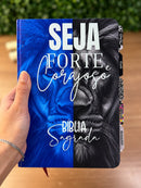 Bíblia Masculina Leão Seja Forte e Corajoso Azul Capa Dura Com Abas Adesivas - Arc