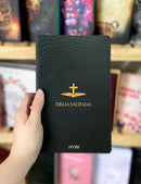 Kit Com 20 Un Bíblias Capa Brochura Cruz Tradicional e Flor Rosa Letra Gigante Linguagem NVI Com Índice