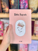 Kit Com 20 Un Bíblias Capa Brochura Cruz Tradicional e Flor Rosa Letra Gigante Linguagem NVI Com Índice