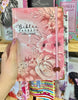 Bíblia Capa Dura Com Elástico Rosa e Medalhão Letra Hipergigante - Jardim Rosa Abas Já Coladas