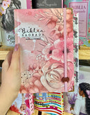 Bíblia Capa Dura Com Elástico Rosa e Medalhão Letra Hipergigante - Jardim Rosa Abas Já Coladas