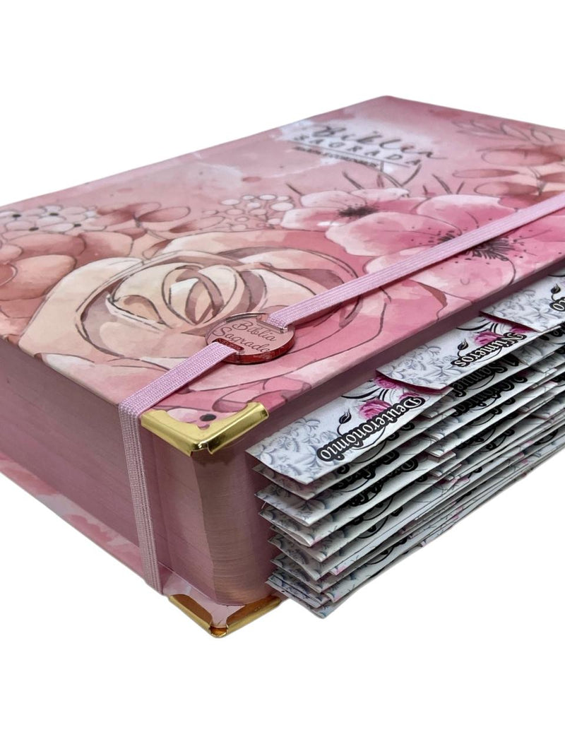 Bíblia Capa Dura Com Elástico Rosa e Medalhão Letra Hipergigante - Jardim Rosa Abas Já Coladas