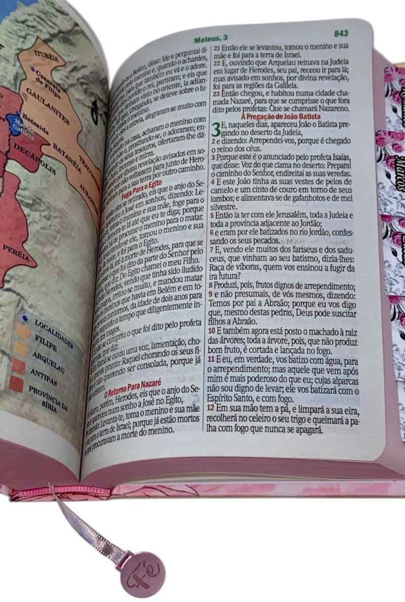 Bíblia Capa Dura Com Elástico Rosa e Medalhão Letra Hipergigante - Jardim Rosa Abas Já Coladas