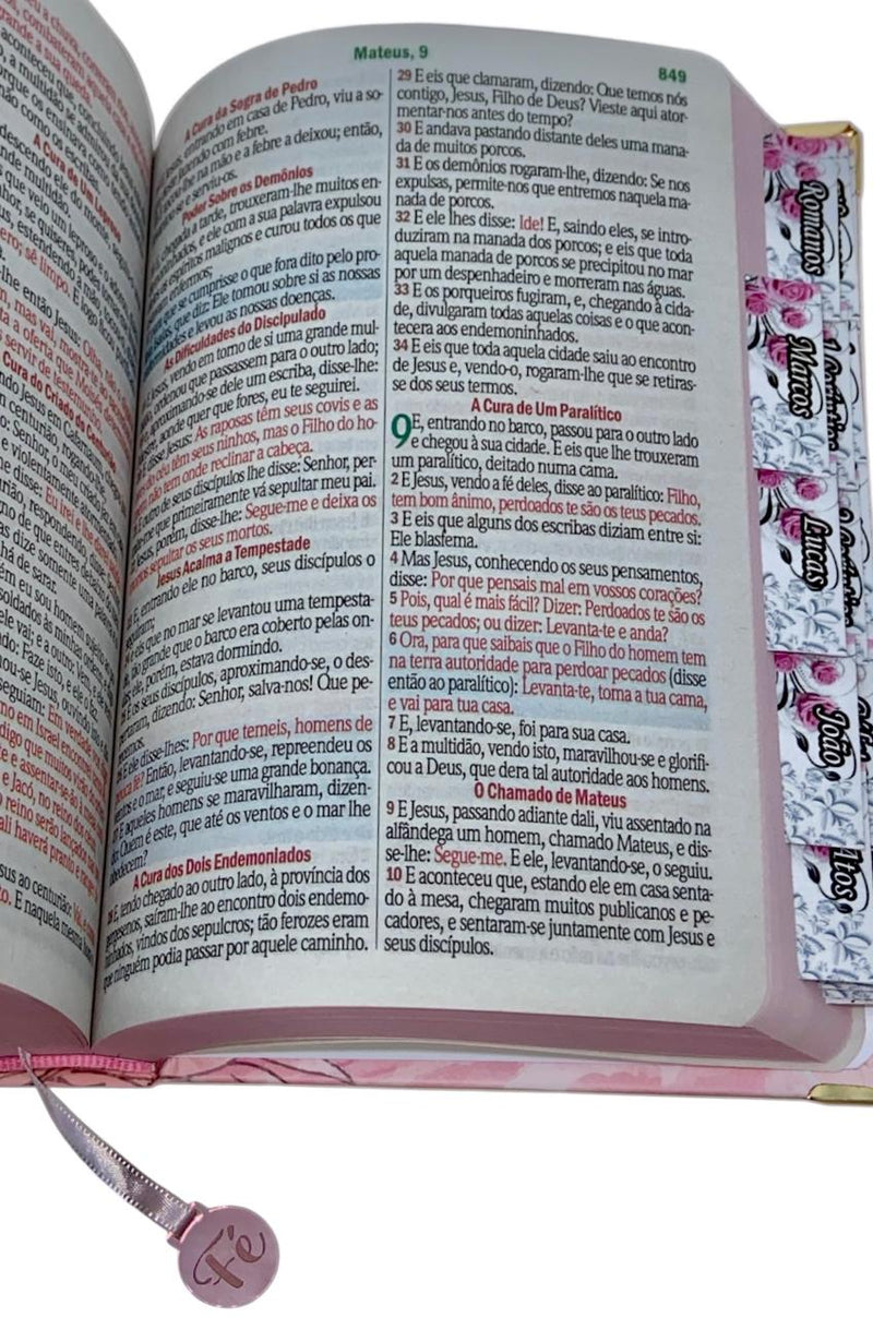 Bíblia Capa Dura Com Elástico Rosa e Medalhão Letra Hipergigante - Jardim Rosa Abas Já Coladas