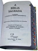 Bíblia Capa Dura Com Elástico Dourado e Medalhão Letra Gigante - Leão Deus Pai + Índice